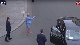 Arrivée de Brigitte Macron à lÉlysée  Passation de pouvoir Hollande  Macron [upl. by Eiramadnil]