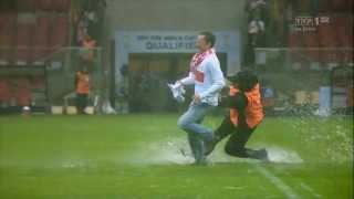 Polska  Anglia Kibice uciekają stewardom  Stewards vs fans diving on the pitch funny [upl. by Chaney]