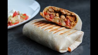 Tortilla zawijana wrap z kurczakiem warzywami i tzatziki [upl. by Caye757]