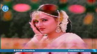 Eduruleni Manishi Movie  Emaindamma Eenadu Full Video Song  Nagarjuna  Soundarya  Mango Music [upl. by Enyrb557]