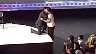 Shah Rukh sang to young fan who cried with delight [upl. by Lletnohs]