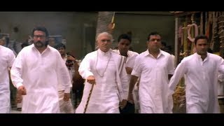 Amrish Puri with his sons goes to the cattle farm to get the farmers son Hulchul [upl. by Lenoil]